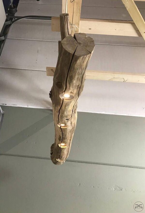 Lampadario con tronco di legno