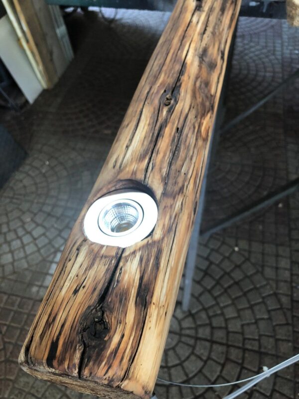 Lampadario con tronco di legno
