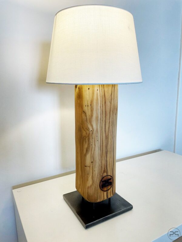Lampada da tavolo in legno