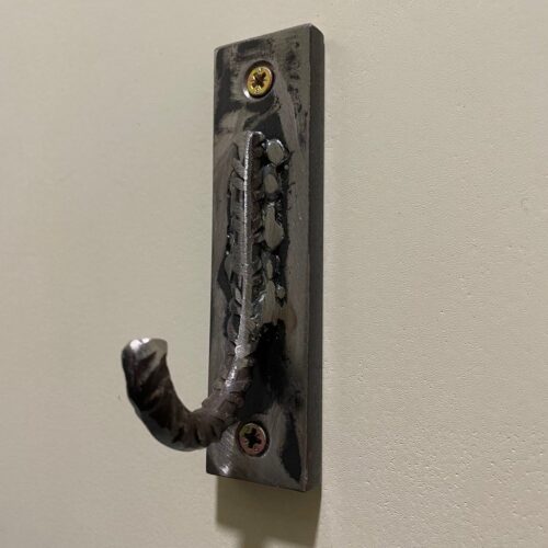 una maniglia della porta di metallo su un muro bianco.