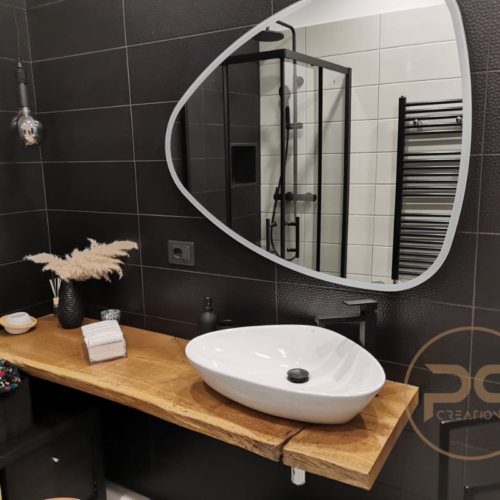 un bagno con lavabo e specchio.