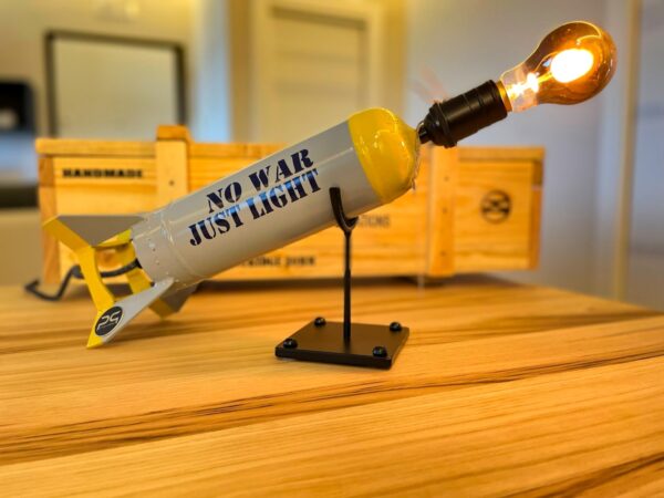 Lampada design missile – No war