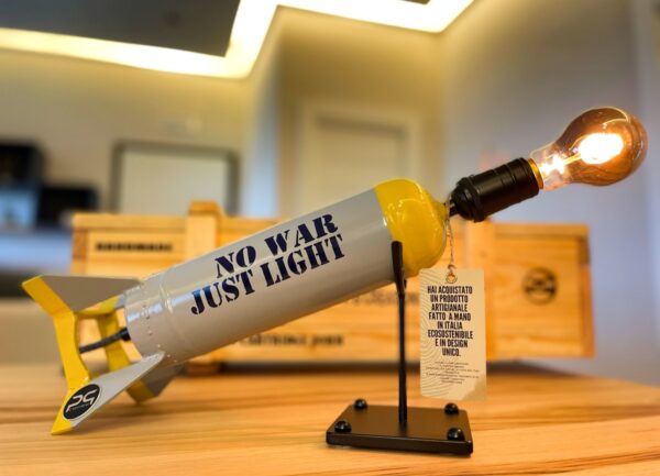 Lampada design missile – No war