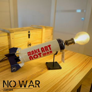 Lampada da tavolo design – Missile – No war
