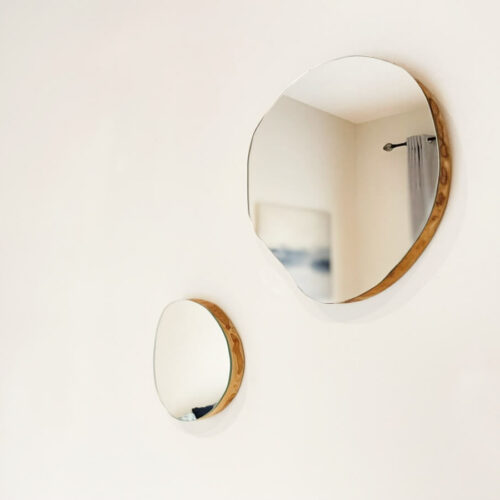 Specchio con tronchi in legno