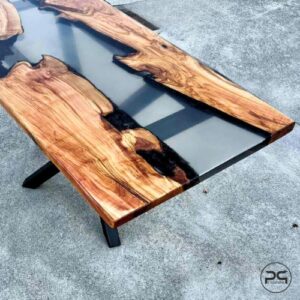 Tavolo in legno e resina lineare
