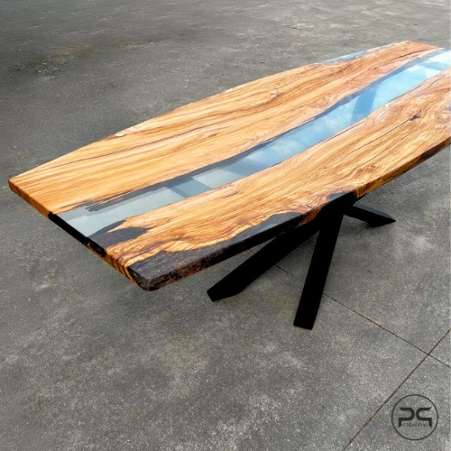 Tavolo in legno e resina curvilineo
