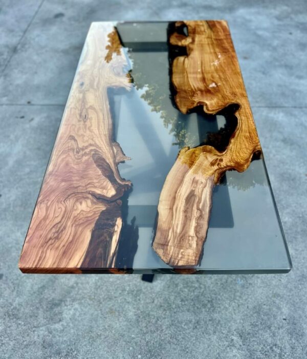 Tavolo in legno e resina lineare