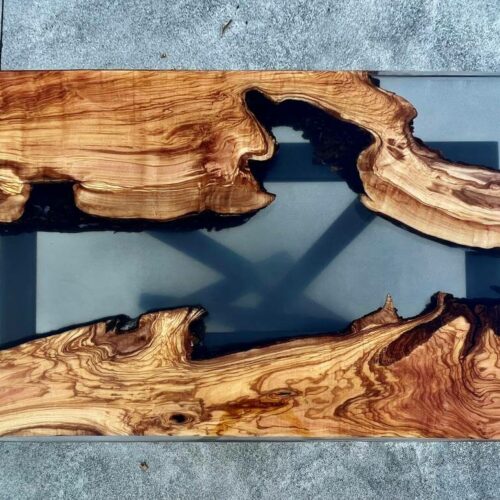 Tavolo in legno e resina lineare