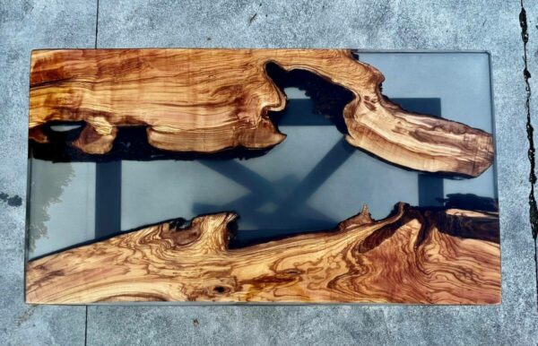 Tavolo in legno e resina lineare