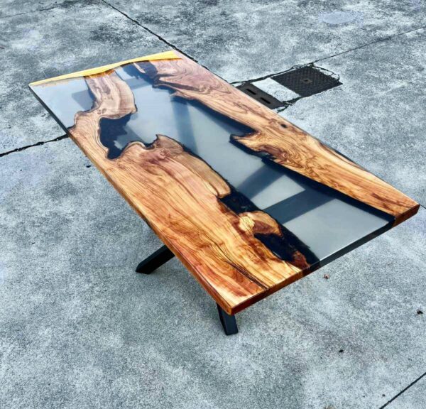 Tavolo in legno e resina lineare