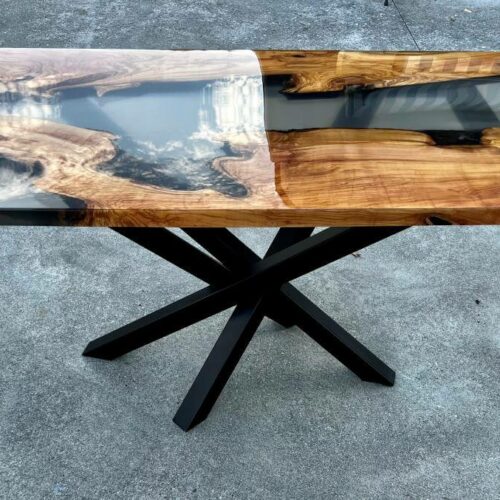 Tavolo in legno e resina lineare