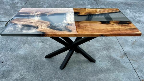 Tavolo in legno e resina lineare