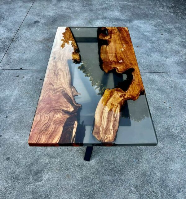 Tavolo in legno e resina lineare
