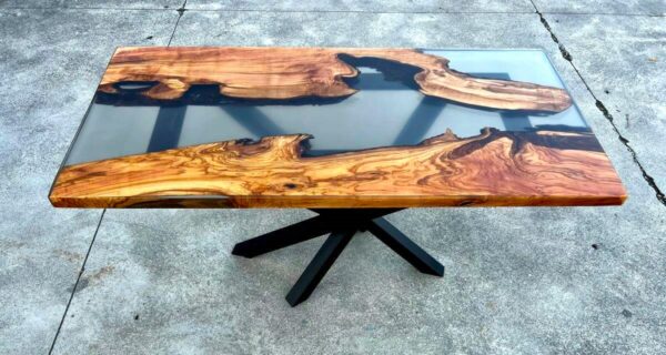 Tavolo in legno e resina lineare