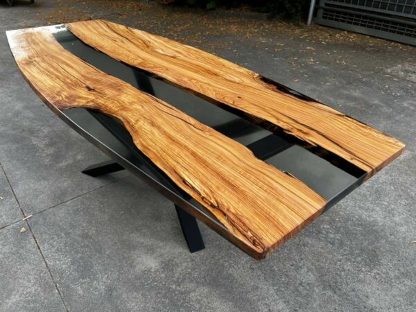 Tavolo in legno e resina curvilineo