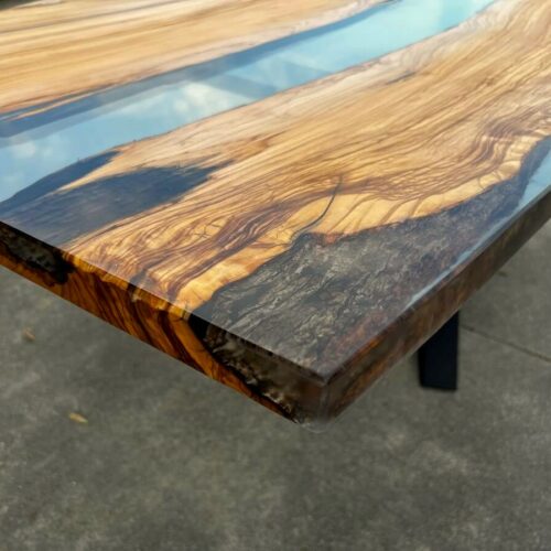 Tavolo in legno e resina curvilineo