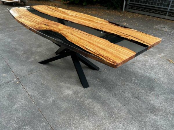 Tavolo in legno e resina curvilineo