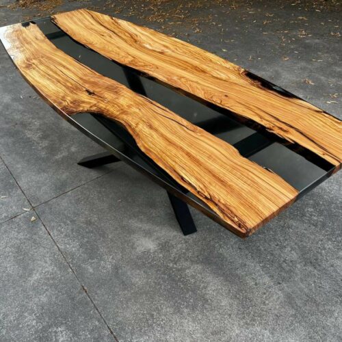Tavolo in legno e resina curvilineo
