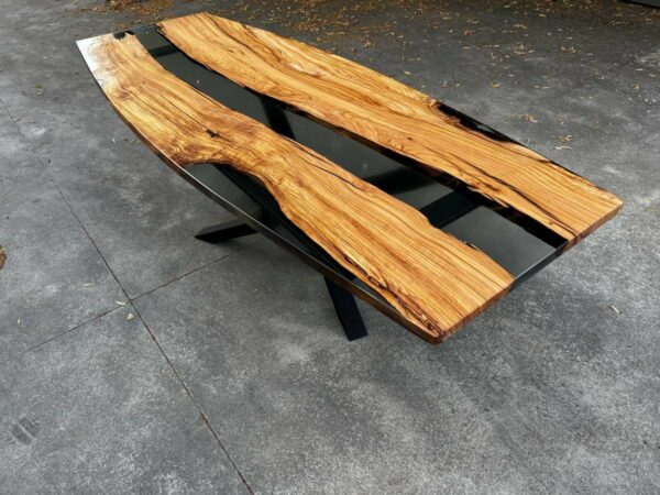 Tavolo in legno e resina curvilineo