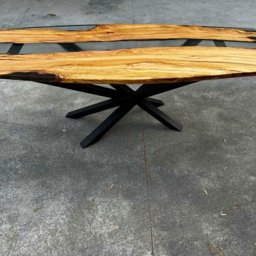 Tavolo in legno e resina curvilineo