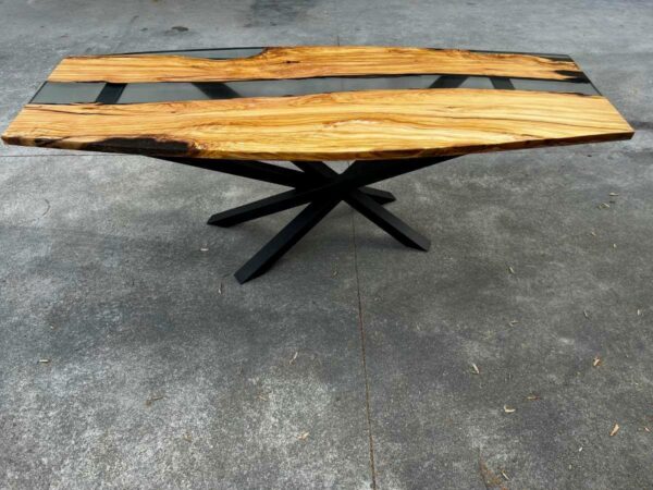 Tavolo in legno e resina curvilineo