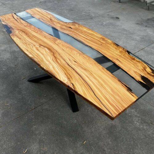 Tavolo in legno e resina curvilineo