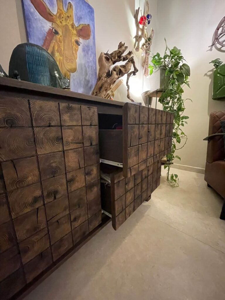 madia in legno di castagno personalizzata