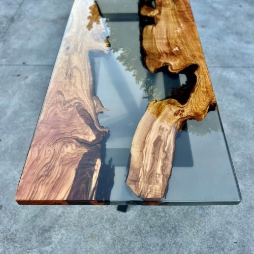 Tavolo in legno e resina lineare