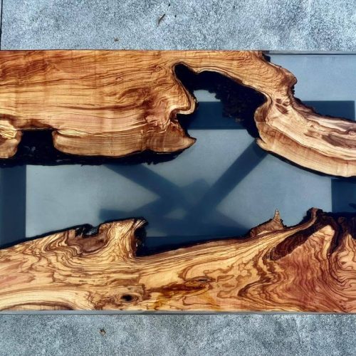 Tavolo in legno e resina lineare