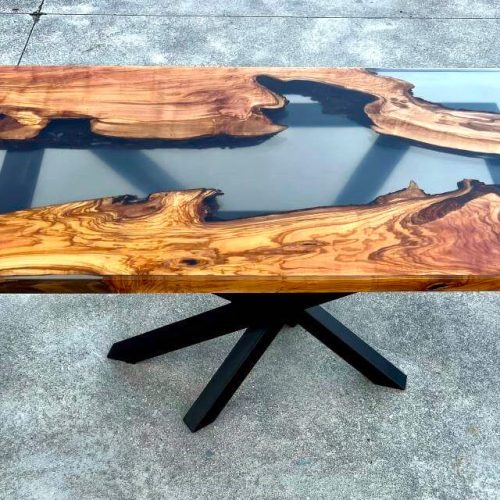Tavolo in legno e resina lineare
