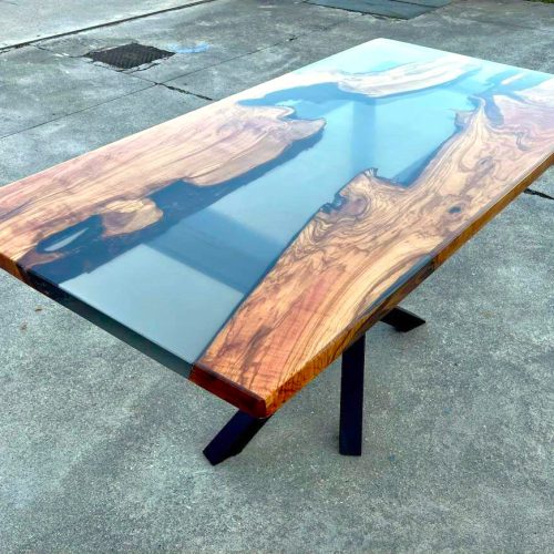 Tavolo in legno e resina lineare