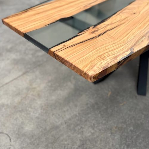Tavolo in legno e resina curvilineo