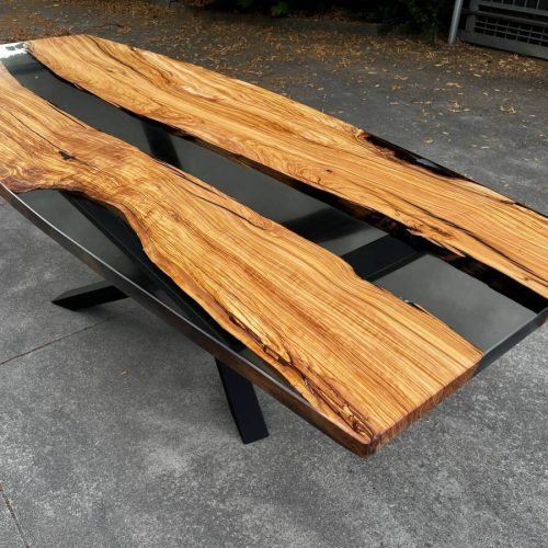 Tavolo in legno e resina curvilineo