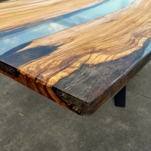 Tavolo in legno e resina curvilineo
