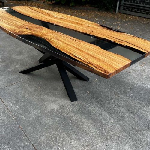 Tavolo in legno e resina curvilineo