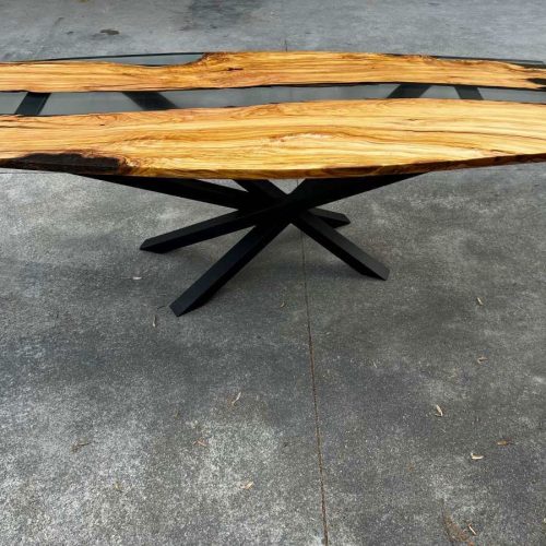Tavolo in legno e resina curvilineo