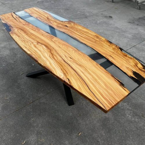 Tavolo in legno e resina curvilineo