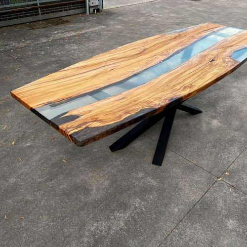 Tavolo in legno e resina curvilineo