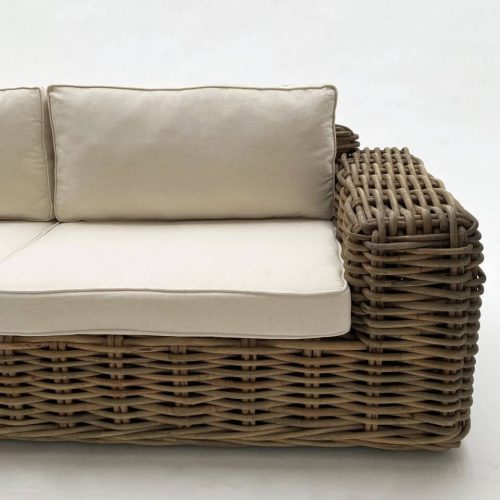 Divano in rattan naturale con cuscini bianchi