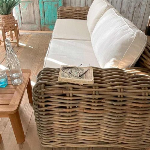 Divano in rattan naturale con cuscini bianchi