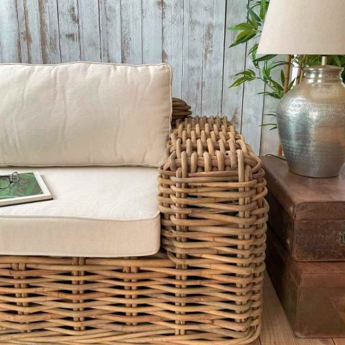 Divano in rattan naturale con cuscini bianchi