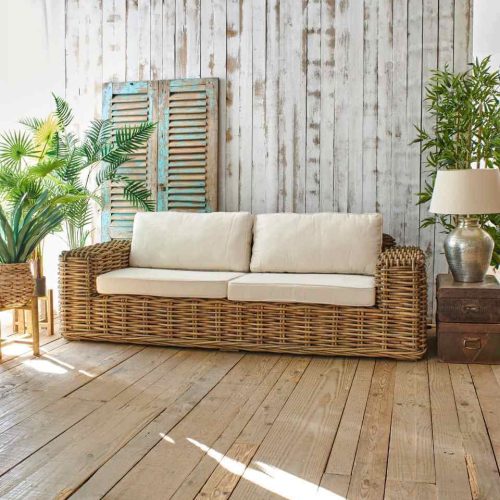 Divano in rattan naturale con cuscini bianchi