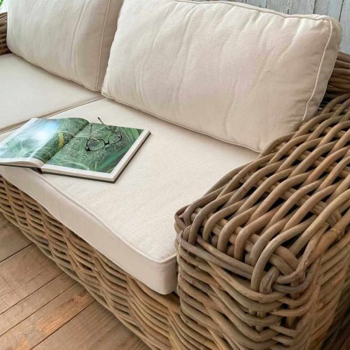Divano intrecciato in rattan naturale da terrazzo