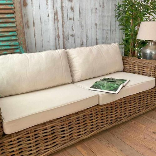 Divano intrecciato in rattan naturale da terrazzo